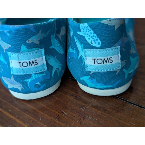 Toms Womens Shark Print Slip-On Shoes W8.5 Canvas Casual Flats Blue/Multicolor - Picture 5 of 6